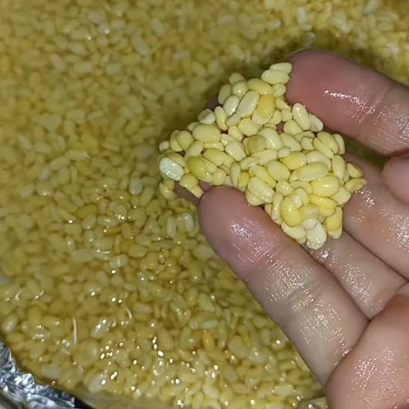 Step 1 Prepare the beans and sticky rice for 3-color Bánh tét