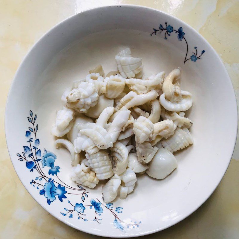 Step 1 Prepare the ingredients for Stir-fried Squid with Pineapple and Cucumber