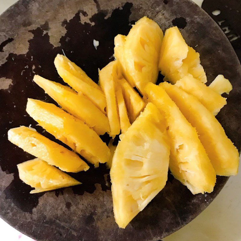 Step 1 Prepare the ingredients for Stir-fried Squid with Pineapple and Cucumber