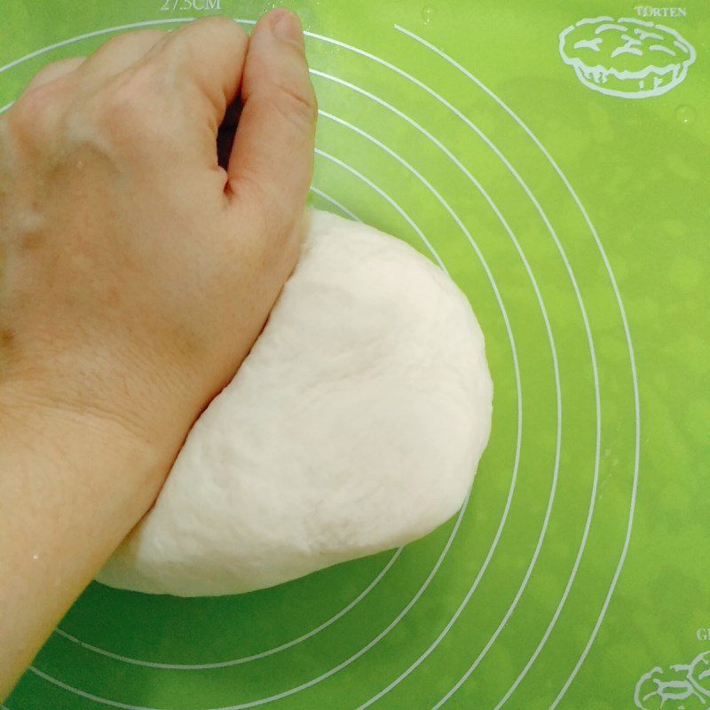 Step 4 Kneading the dough for chicken mushroom buns