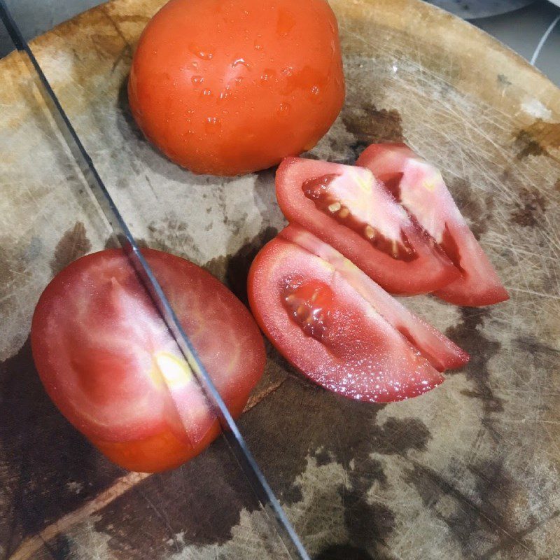 Step 2 Prepare other ingredients Stir-fried squid with cucumber, tomato, and pineapple