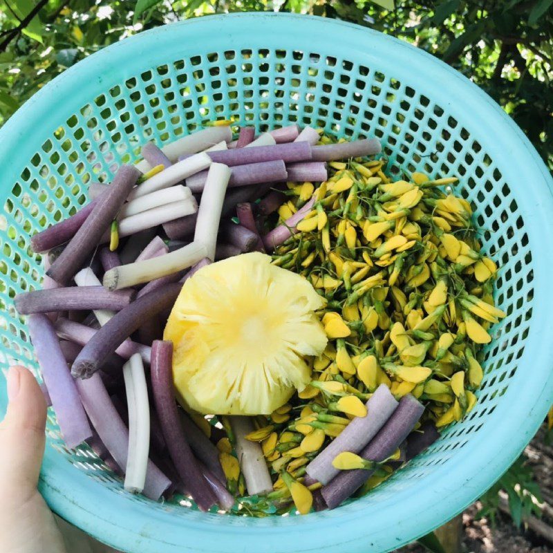 Step 2 Prepare the other ingredients for sour soup with water lily flowers