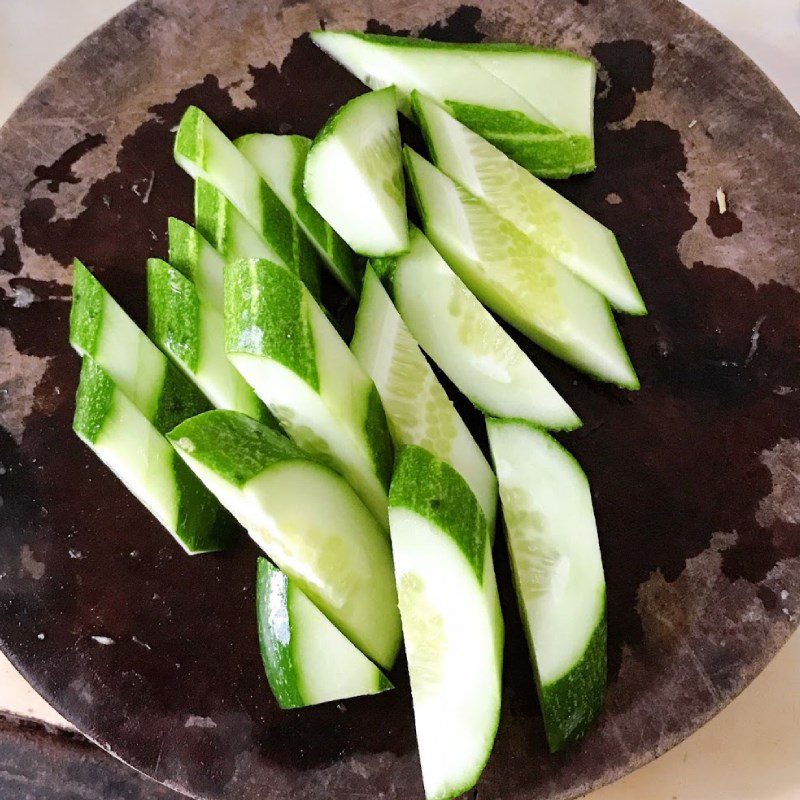 Step 1 Prepare the ingredients for Stir-fried Squid with Pineapple and Cucumber