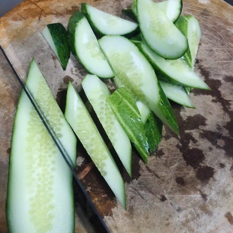 Step 2 Prepare other ingredients Stir-fried squid with cucumber, tomato, and pineapple