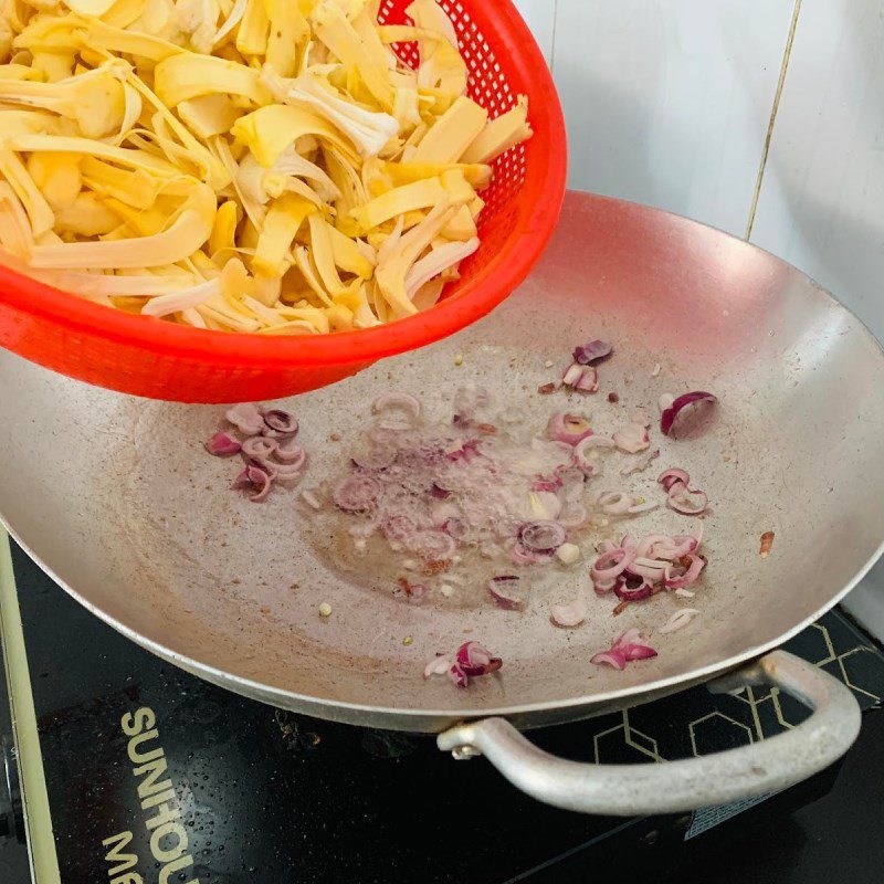 Step 2 Stir-fry jackfruit fiber Jackfruit fiber stir-fried with oil