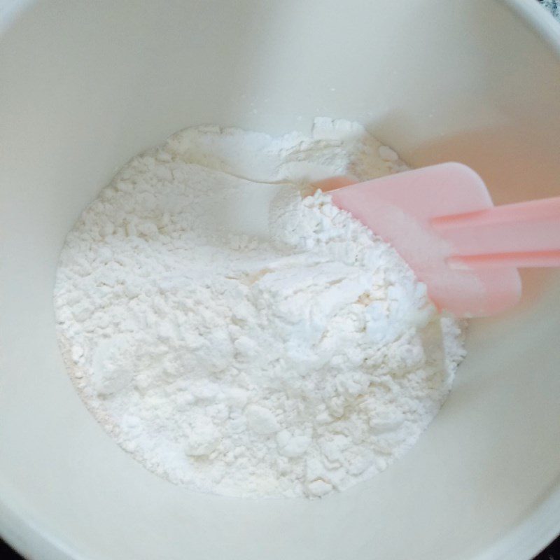 Step 3 Mixing the dough for chicken mushroom buns