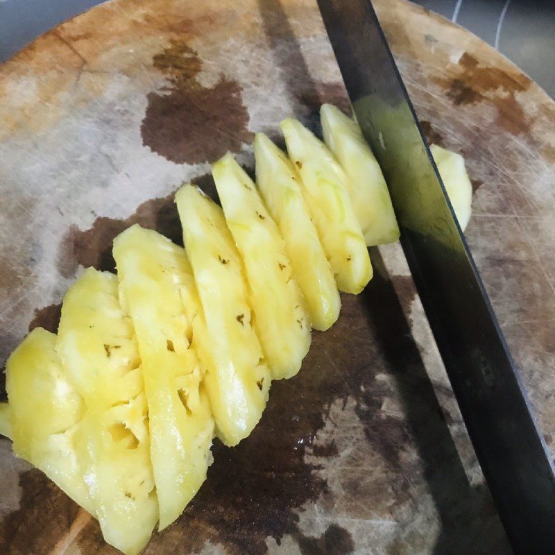 Step 2 Prepare other ingredients Stir-fried squid with cucumber, tomato, and pineapple