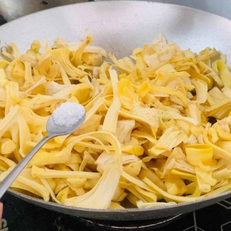 Step 2 Stir-fry jackfruit fiber Jackfruit fiber stir-fried with oil