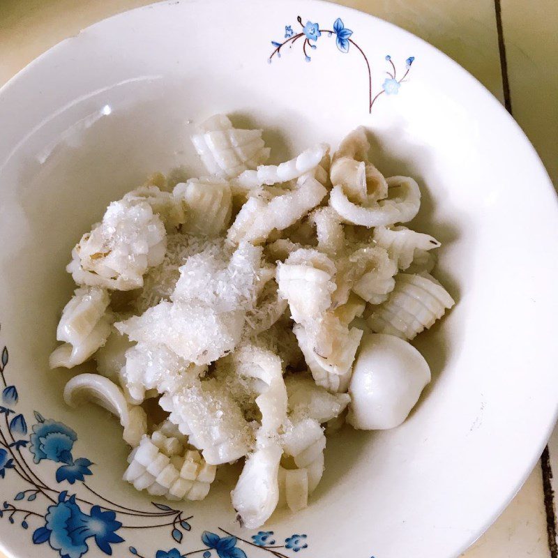 Step 2 Marinating squid Squid stir-fried with pineapple and cucumber