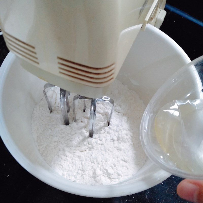 Step 3 Mixing the dough for chicken mushroom buns