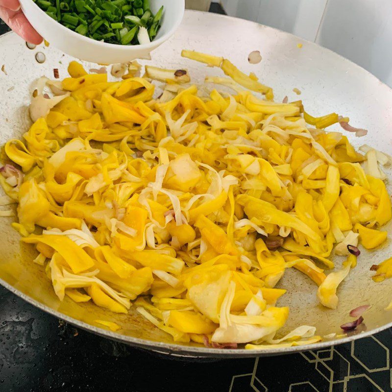 Step 2 Stir-fry jackfruit fiber Jackfruit fiber stir-fried with oil