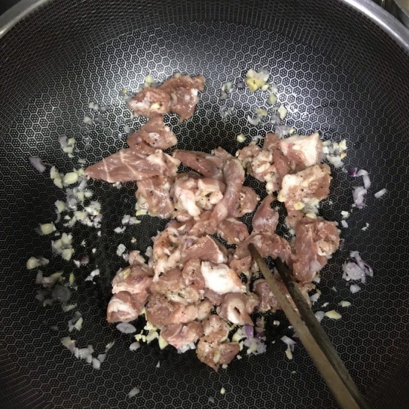 Step 3 Stir-fry pork with gourd Stir-fried gourd with pork