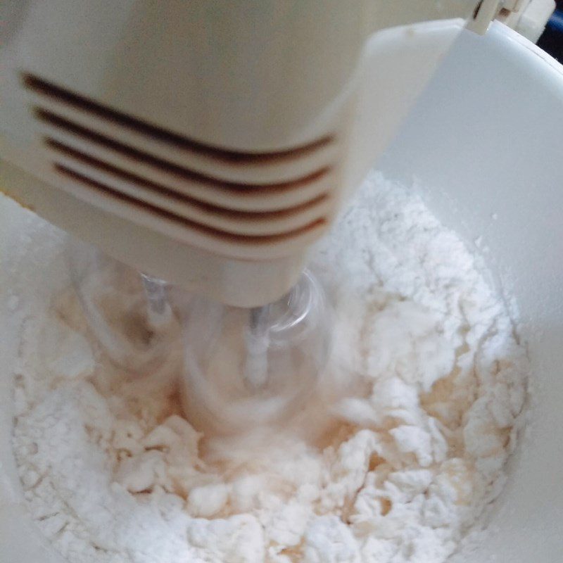 Step 3 Mixing the dough for chicken mushroom buns