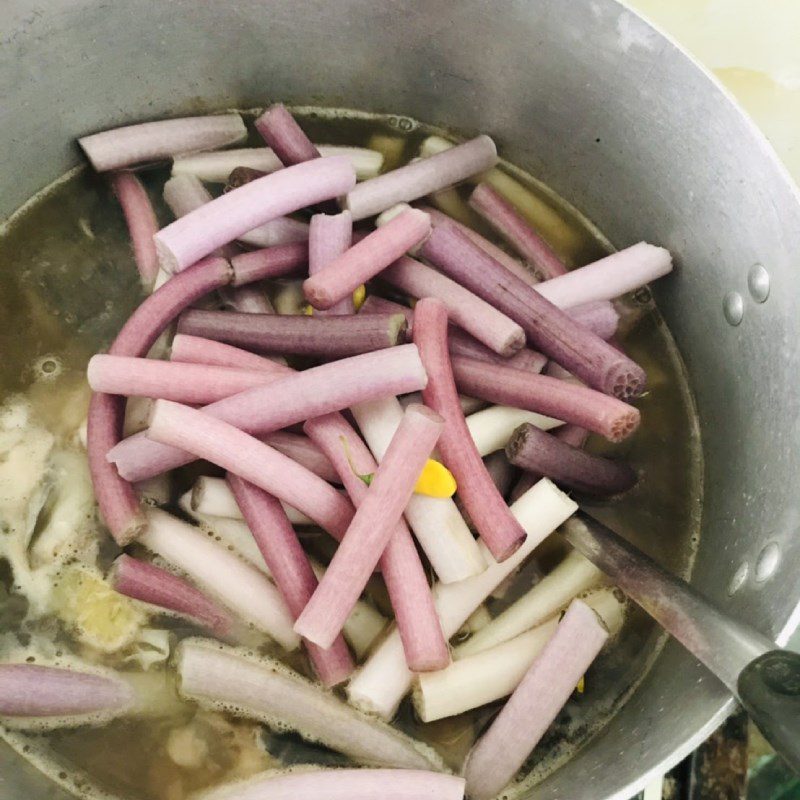 Step 3 Cooking sour soup with water lily flowers Sour soup with water lily flowers and catfish