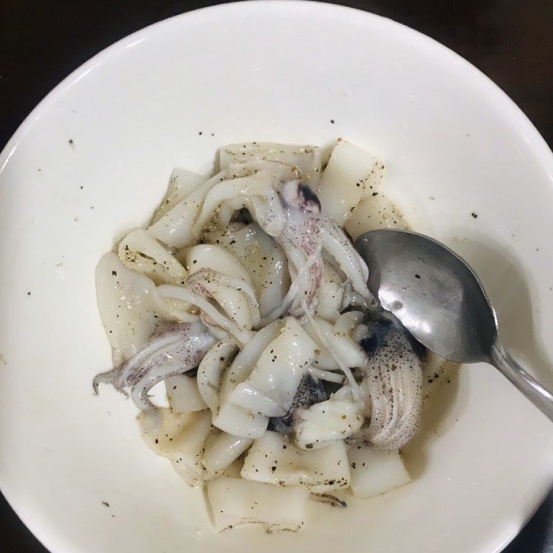 Step 3 Marinate the squid Stir-fried squid with cucumber, tomato, and pineapple