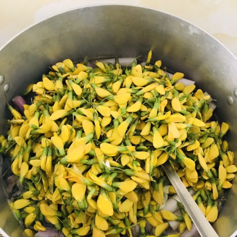 Step 3 Cooking sour soup with water lily flowers Sour soup with water lily flowers and catfish