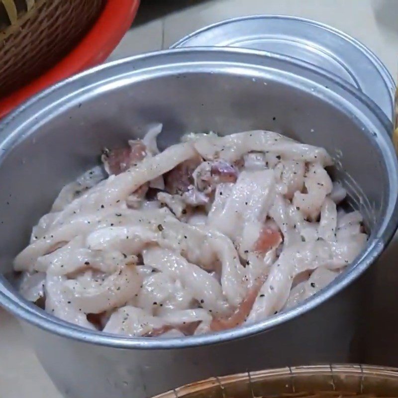 Step 2 Prepare and marinate the meat for Cashew Sticky Rice Cake