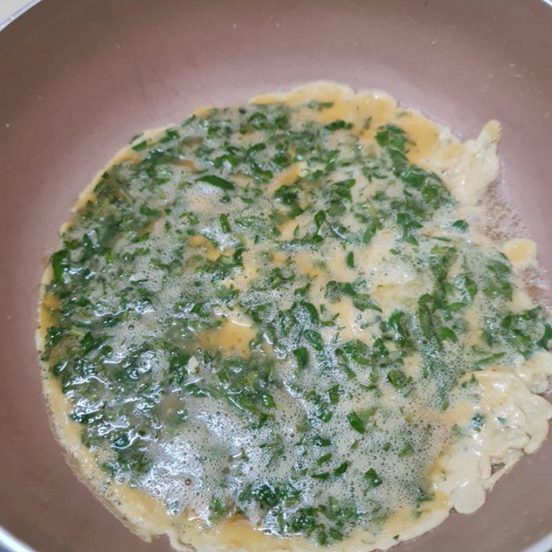 Step 3 Frying the mugwort egg Mugwort fried egg