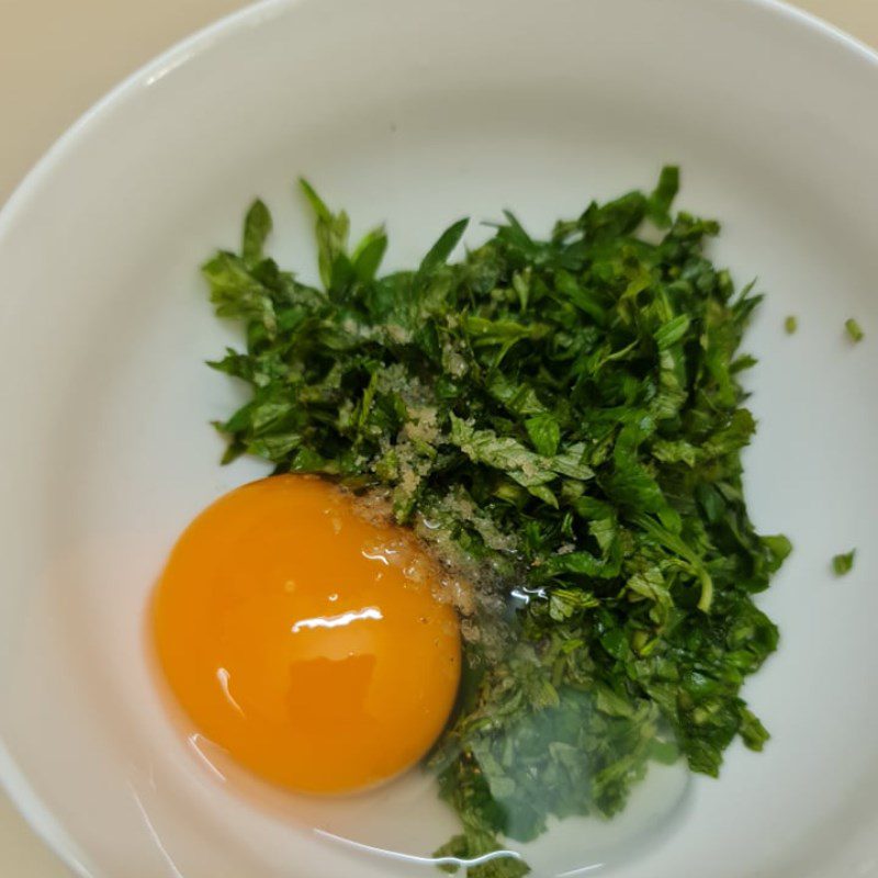 Step 2 Beating the egg Mugwort fried egg