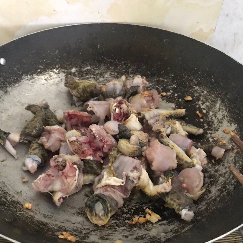 Step 2 Stir-fry frog meat for banana flower stir-fried frog