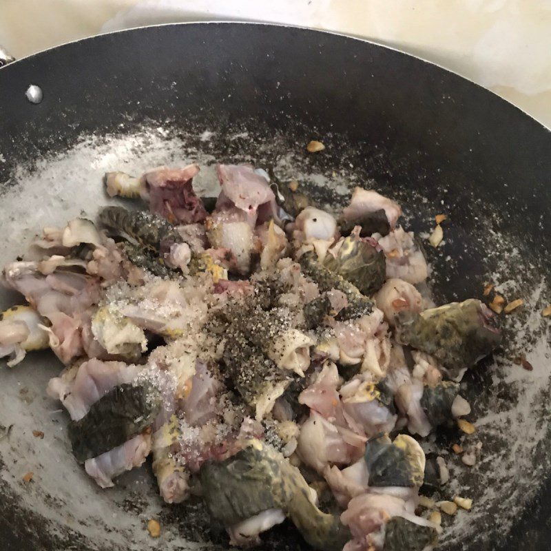 Step 2 Stir-fry frog meat for banana flower stir-fried frog