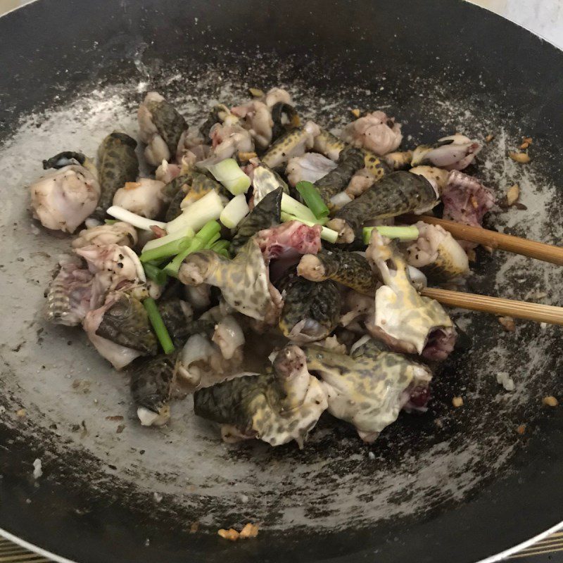 Step 2 Stir-fry frog meat for banana flower stir-fried frog