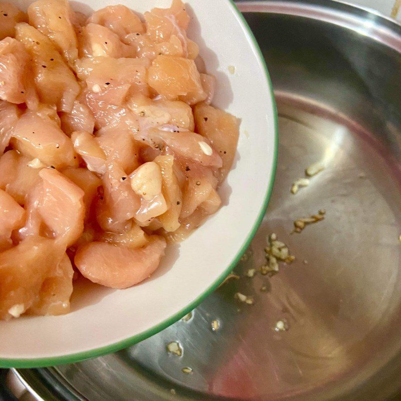 Step 3 Cook the chicken breast stir-fried with tomato Chicken breast stir-fried with tomato