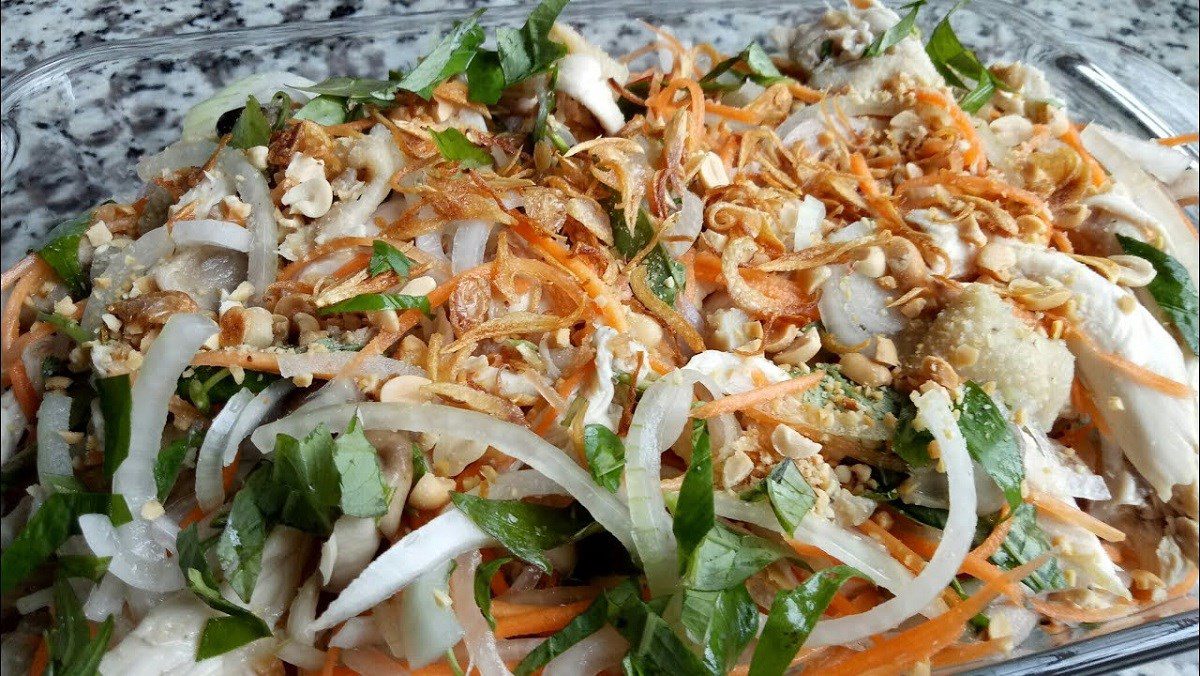 Onion chicken salad with kumquat