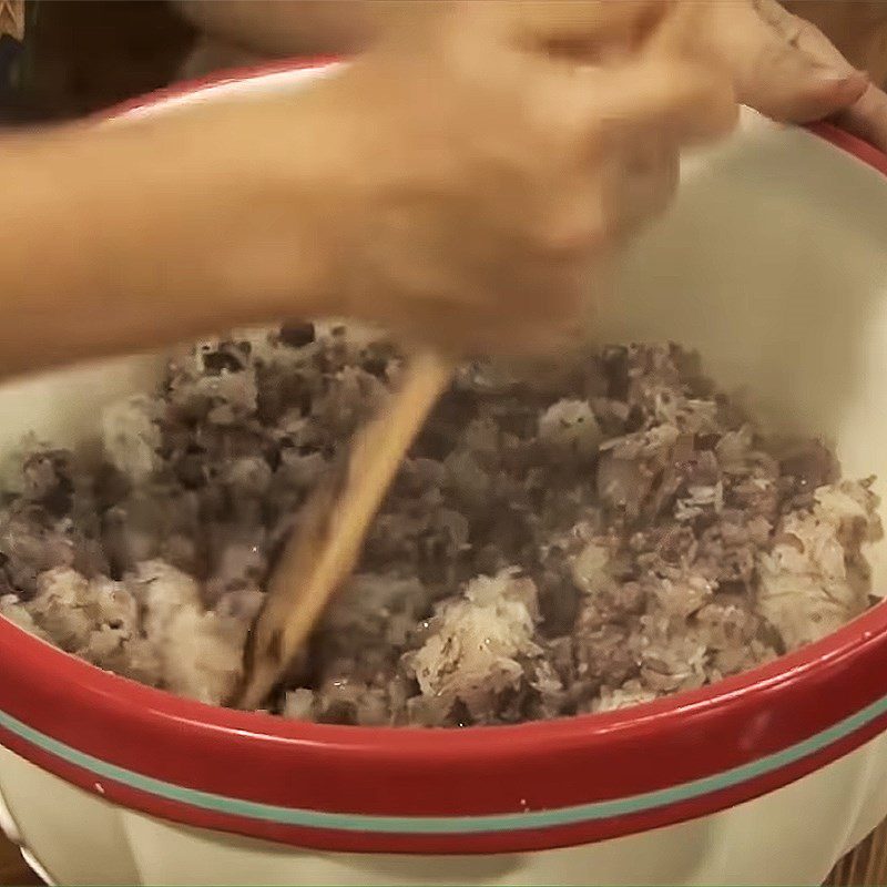 Step 4 Mixing sticky rice with black plum