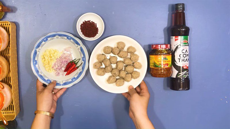 Ingredients for the dish 2 ways to make stir-fried beef balls with lemongrass and chili and stir-fried chive flowers