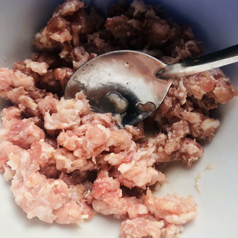 Step 2 Marinate the meat for minced meat mustard greens soup