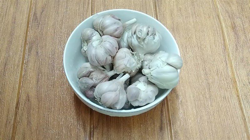 Ingredients for the dish 2 ways to make dry garlic powder without an oven