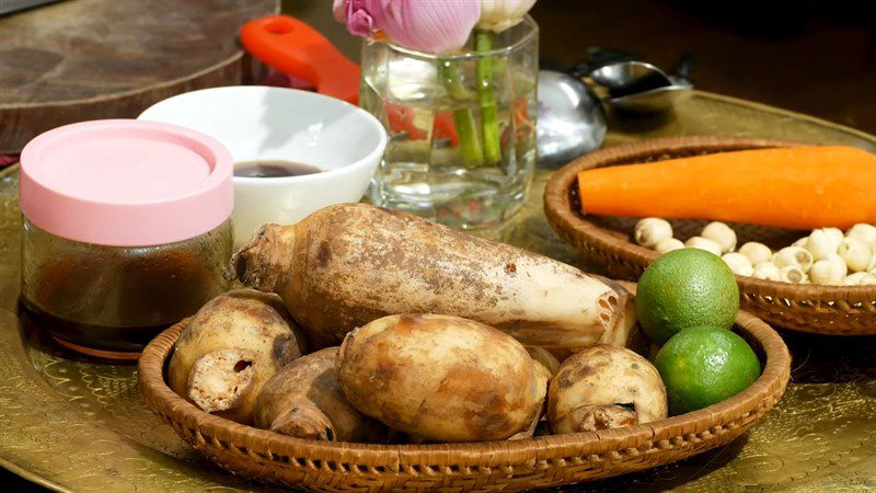 Ingredients for the dish 2 methods of making vegetarian lotus root stew