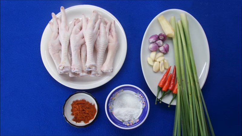 Ingredients for the dish with 2 ways to make crispy fried chicken feet and fried chicken feet with batter