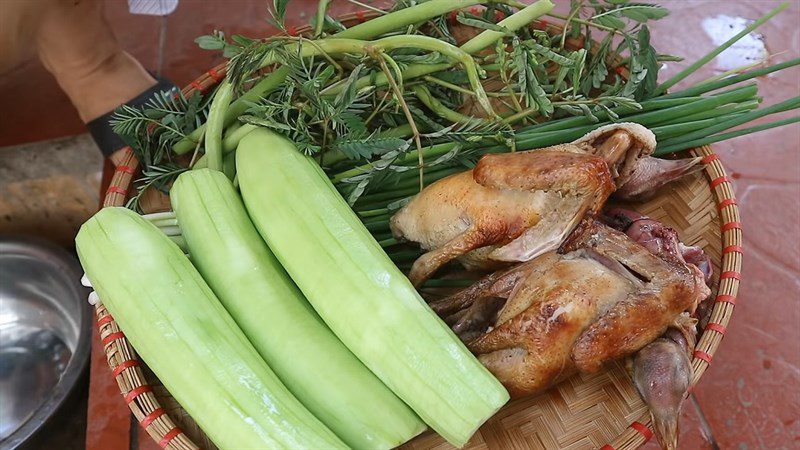 Ingredients for stir-fried pigeon with gourd