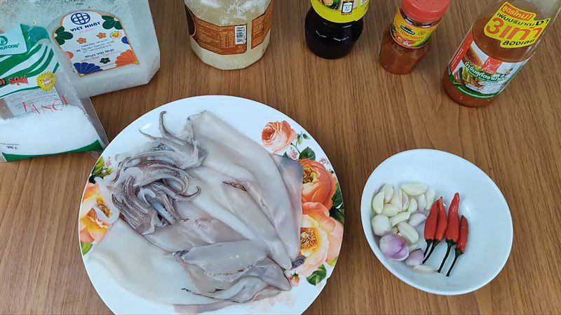 Ingredients for the dish how to make grilled squid with chili sauce