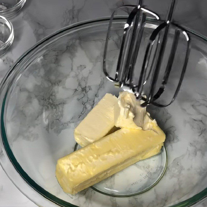 Step 1 Whip the butter Heart-shaped Sponge Cake