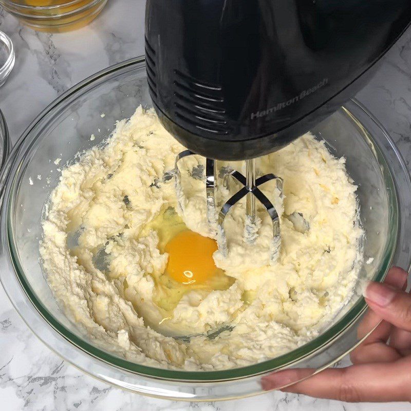 Step 1 Whip the butter Heart-shaped Sponge Cake