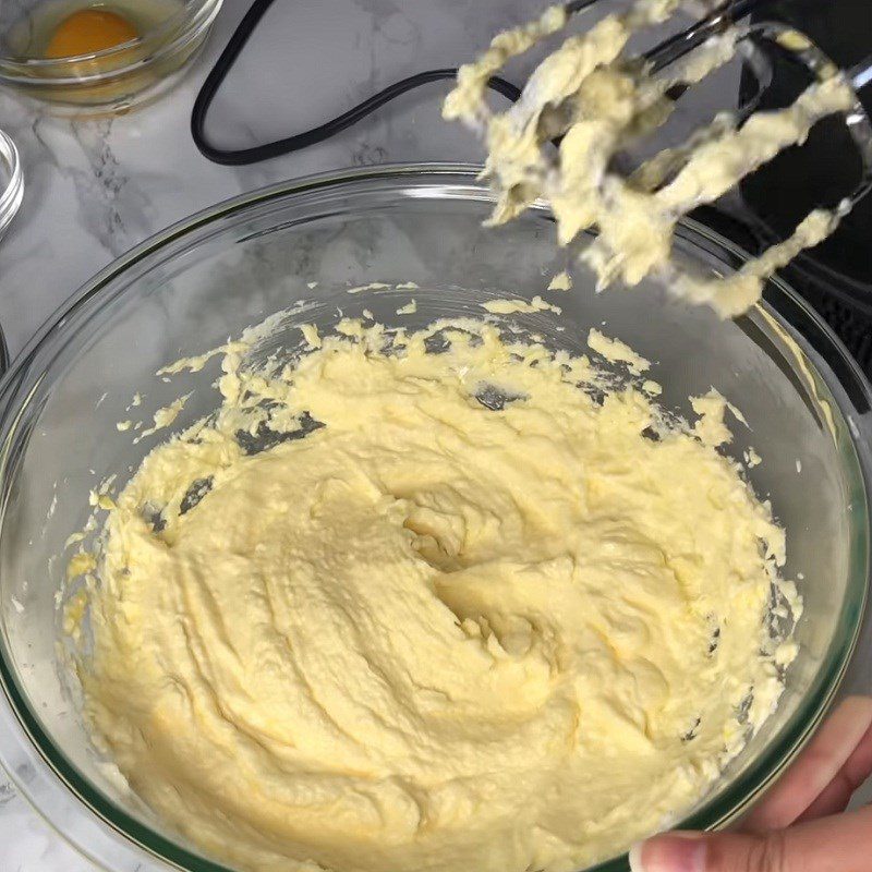 Step 1 Whip the butter Heart-shaped Sponge Cake