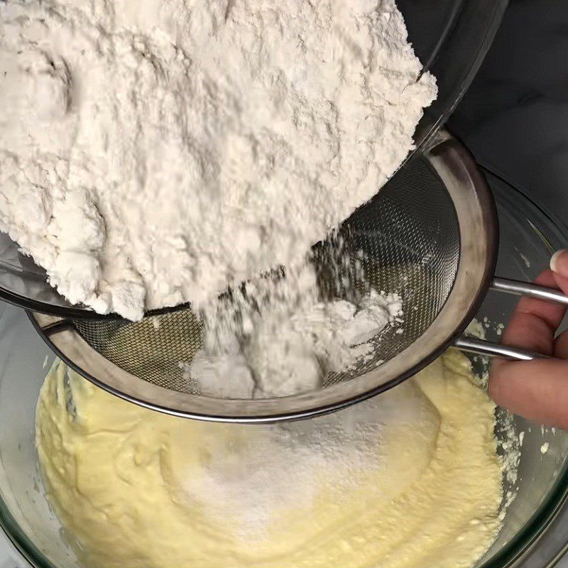 Step 2 Mix the red cake batter Heart-shaped sponge cake