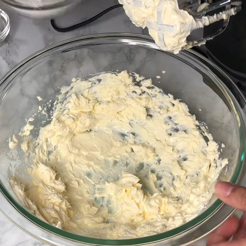 Step 4 Mixing vanilla sponge cake batter Heart-shaped sponge cake