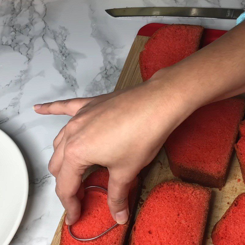 Step 5 Shape the heart cake Heart-shaped sponge cake