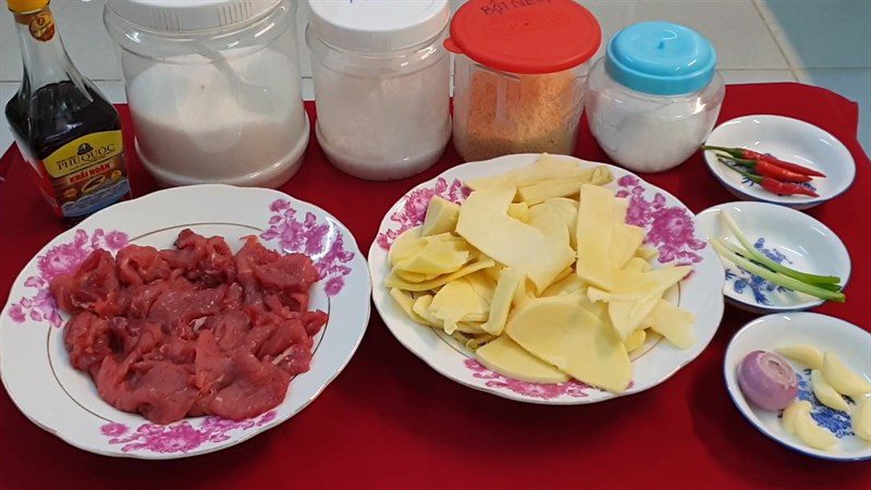 Ingredients for the dish 2 methods of making stir-fried beef with fresh and dried bamboo shoots