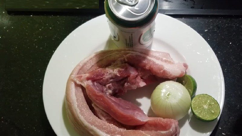 Ingredients for the dish of pork steamed with lemongrass and beer