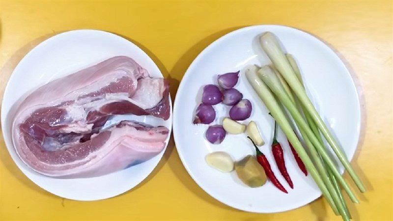 Ingredients for steamed pork with lemongrass and beer