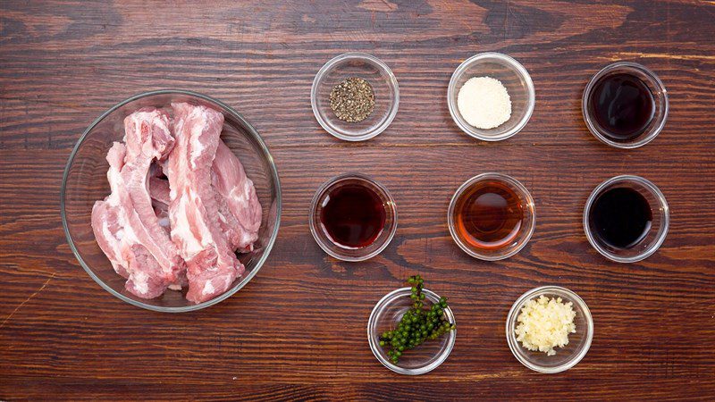 Ingredients for grilled ribs with green pepper