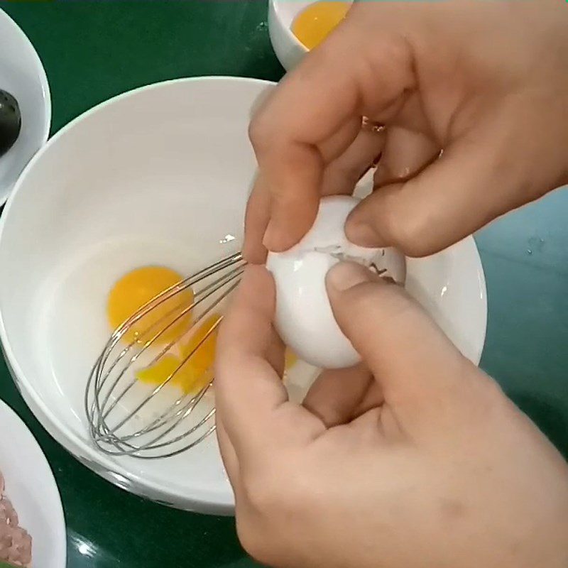 Step 1 Prepare the ingredients for Three-color Steamed Eggs