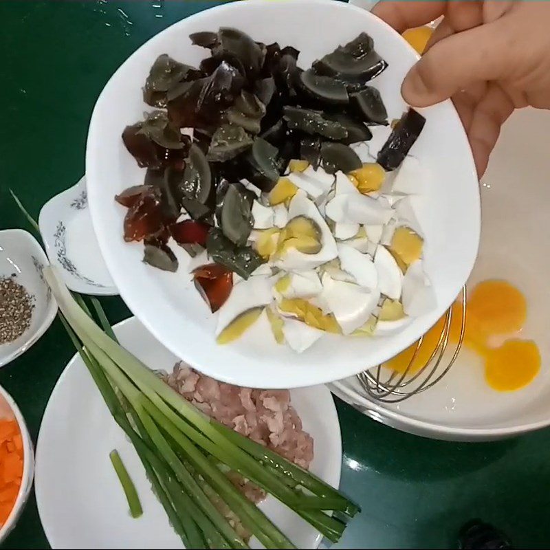 Step 1 Prepare the ingredients for Three-color Steamed Eggs