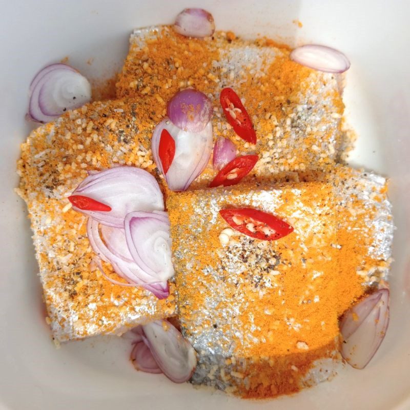 Step 1 Prepare and marinate the fish How to cook Golden turmeric braised fish with a savory and appealing flavor