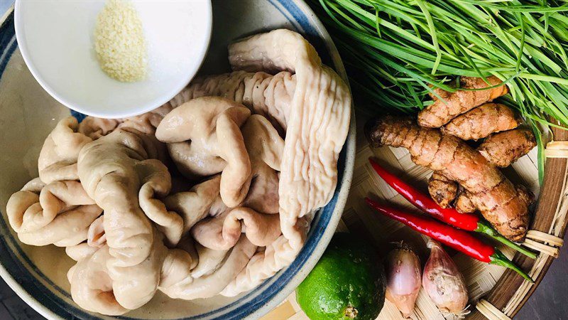 Ingredients for stir-fried pig intestines with turmeric